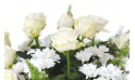 zoom sur les roses blanches de la composition de fleurs