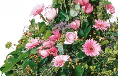 vue sur le bas de la composition de fleurs Pensées