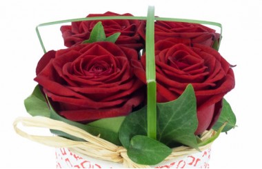 vue sur les quatre roses rouges de la Composition de roses rouges Pot d'Amour
