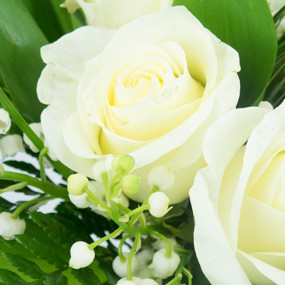 mosaïque : zoom sur les roses blanches du Bouquet Muguet & Roses blanches
