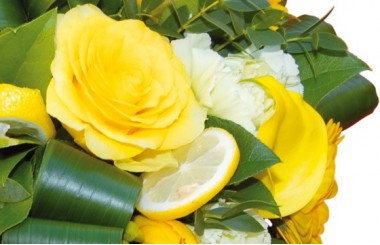 zoom sur une rose jaune et rondelle de citron