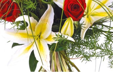 zoom sur un lys blanc du bouquet Duchesse