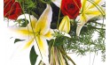 zoom sur un lys blanc du bouquet Duchesse