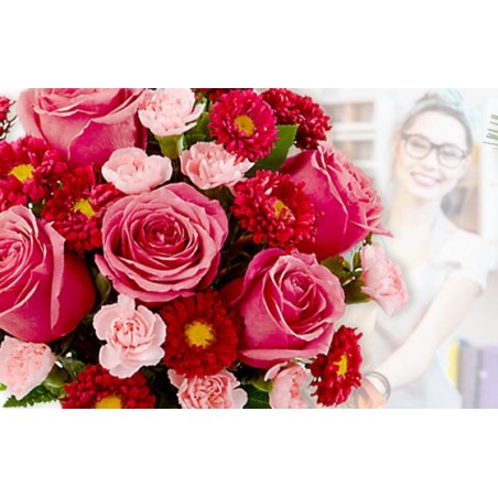 L'Agitateur Floral | image du Bouquet Surprise du fleuriste tons roses et rouges