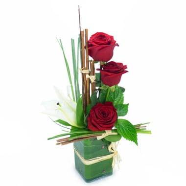 L'Agitateur Floral | image de la composition de roses rouges et fleuron de lys blanc