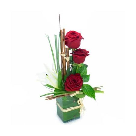 L'Agitateur Floral | image de la composition de roses rouges et fleuron de lys blanc