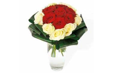 L'Agitateur Floral | Image du bouquet de roses rouges & roses blanches Complicité