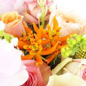 L'Agitateur Floral | zoom sur une fleurs orange de la Composition de Muguet "Pétillant mois de Mai"