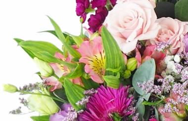 autre zoom de la Gerbe de fleurs à la main tons roses "Gaïa" | L'Agitateur Floral