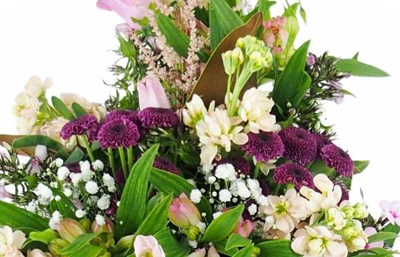 image de la Gerbe de fleurs à la main mauve "Aphrodite" | L'Agitateur Floral