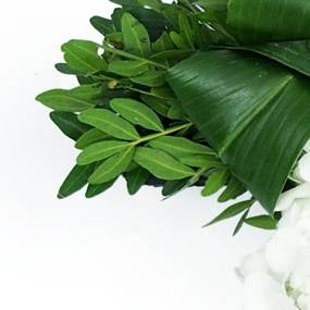 Image Croix de fleurs piquées tons blanc et verts "Mercure" | L'Agitateur Floral