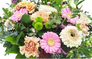 Image du Panier de fleurs champêtre roses et saumons "Artémis" | L'Agitateur Floral