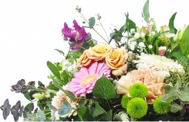 Image du Panier de fleurs champêtre roses et saumons "Artémis" | L'Agitateur Floral