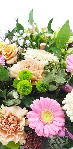 Image du Panier de fleurs champêtre roses et saumons "Artémis" | L'Agitateur Floral