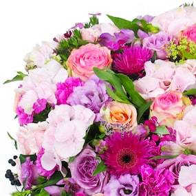 Image 1 : zoom gauche coussin à l'Anglaise de fleurs piquées "Épidaure" | L'Agitateur Floral