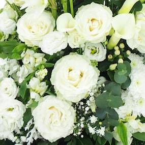 Zoom de la composition en hauteur conique de fleurs blanches "Zéphyr" |  L'Agitateur Floral