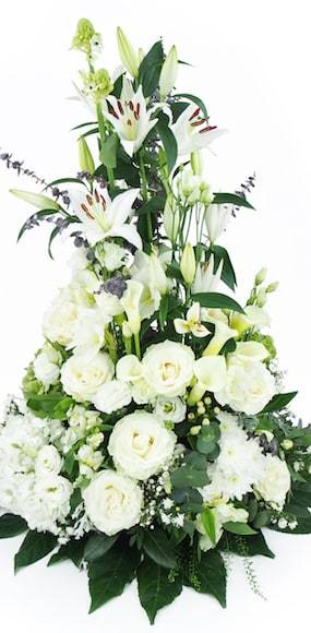 Zoom milieu de la composition en hauteur conique de fleurs blanches "Zéphyr" |  L'Agitateur Floral