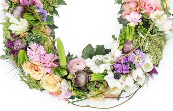 Zoom image de la Couronne champêtre de fleurs pastels "Damona" | L'Agitateur Floral