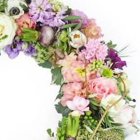 Zoom droit de la Couronne champêtre de fleurs pastels "Damona" | L'Agitateur Floral