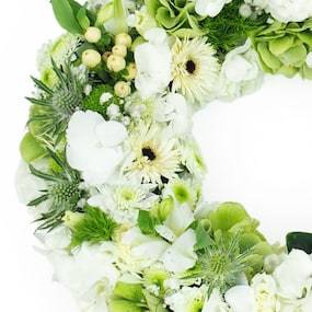 Zoom gauche de la Petite couronne de fleurs blanches "Épona" | L'Agitateur Floral