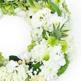 Zoom doit de la Petite couronne de fleurs blanches "Épona" | L'Agitateur Floral