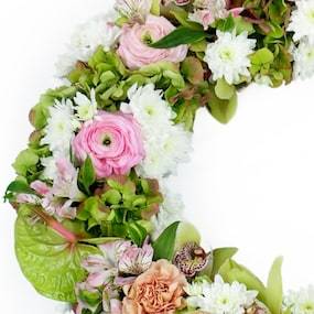 Zoom image côté gauche de la Petite couronne de fleurs piquées "Hécube" | L'Agitateur Floral