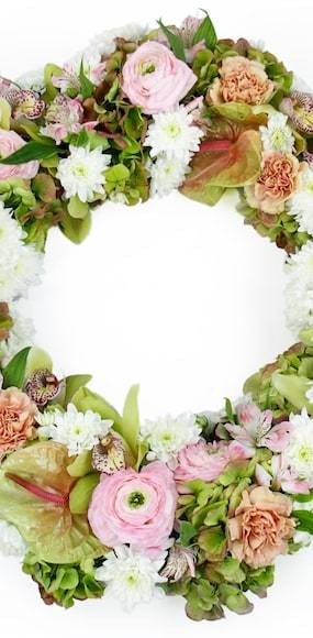 Zoom image milieu de la Petite couronne de fleurs piquées "Hécube" | L'Agitateur Floral