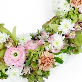 Zoom image côté droit de la Petite couronne de fleurs piquées "Hécube" | L'Agitateur Floral