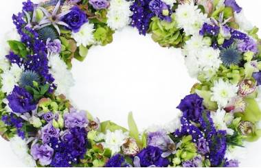 Zoom image Couronne de fleurs piquées "Kyrios" | L'Agitateur Floral