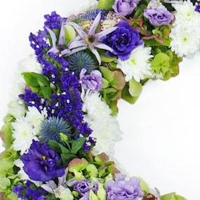 Zoom gauche Couronne de fleurs piquées "Kyrios" | L'Agitateur Floral