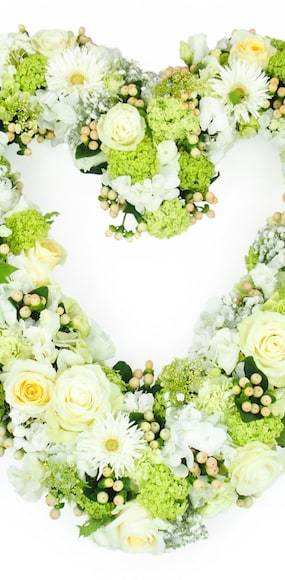 Zoom milieu du Coeur de deuil de fleurs blanches "Théano" | L'Agitateur Floral