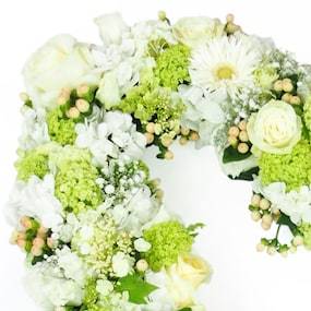 Zoom du Coeur de deuil de fleurs blanches "Théano" | L'Agitateur Floral