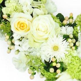 Zoom rose blanche du Coeur de deuil de fleurs blanches "Théano" | L'Agitateur Floral