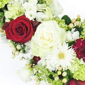 Zoom fleurs du Coeur de fleurs blanches & rouges "Achille" | L'Agitateur Floral