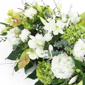 Zoom gauche du Dessus de cercueil blanches & vertes "Ulysse" | L'Agitateur Floral