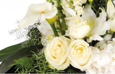 image des roses blanches de la composition florale