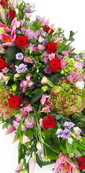 Zoom milieu du Dessus de cercueil rose, mauve et rouge "Athéna" | L'Agitateur Floral