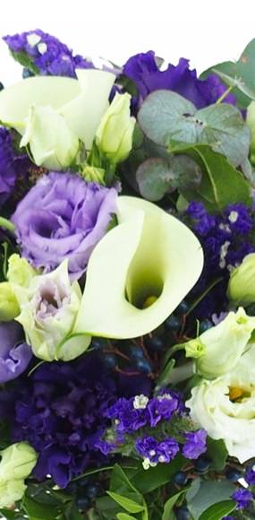 Zoom milieu : Bouquet rond blanc & violet "Ostrava"| L'Agitateur Floral