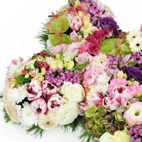 Zoom image 1 de la Croix de deuil de fleurs blanches & roses "Céphale" | L'Agitateur Floral