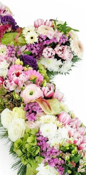 Zoom image 3 de la Croix de deuil de fleurs blanches & roses "Céphale" | L'Agitateur Floral