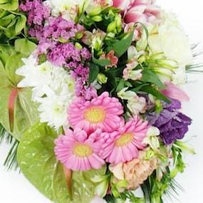 Zoom image 4 de la Croix de deuil de fleurs blanches & roses "Céphale" | L'Agitateur Floral