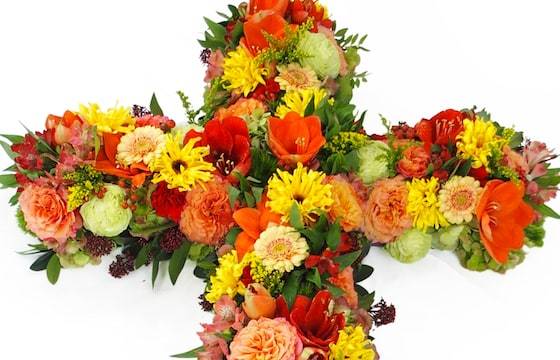 Zoom image de la Grande croix de fleurs rouges, oranges & jaune "Céléos" |  L'Agitateur Floral