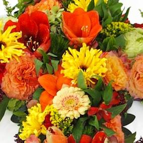 Zoom image 4 de la Grande croix de fleurs rouges, oranges & jaune "Céléos" |  L'Agitateur Floral