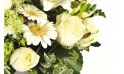 zoom sur des germinis et roses blanches de la composition florale