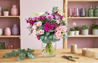 Bouquet Bordeaux sur le comptoir du fleuriste | L'Agitateur Floral