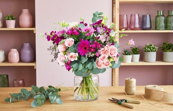 Bouquet Bordeaux sur le comptoir du fleuriste | L'Agitateur Floral