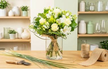 Bouquet Clarté sur le comptoir du fleuriste | L'Agitateur Floral