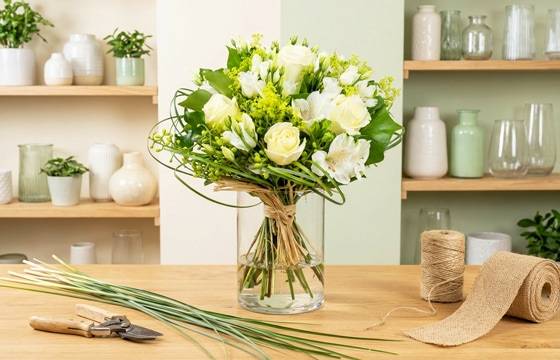 Bouquet Clarté sur le comptoir du fleuriste | L'Agitateur Floral