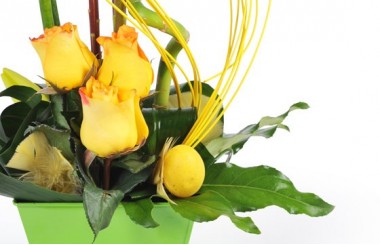 vue sur le bas de la composition, sur des roses jaunes