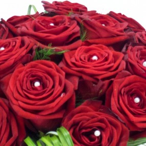 mosaïque : zoom sur les roses rouge et les perles nacrées